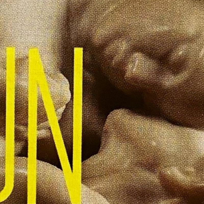 Maître sculpteur modelant un drapé en argile pour une figure féminine